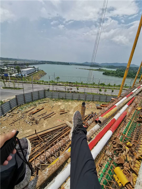 芝罘区作业中发生设备损坏或人员意外，责任怎么划分？